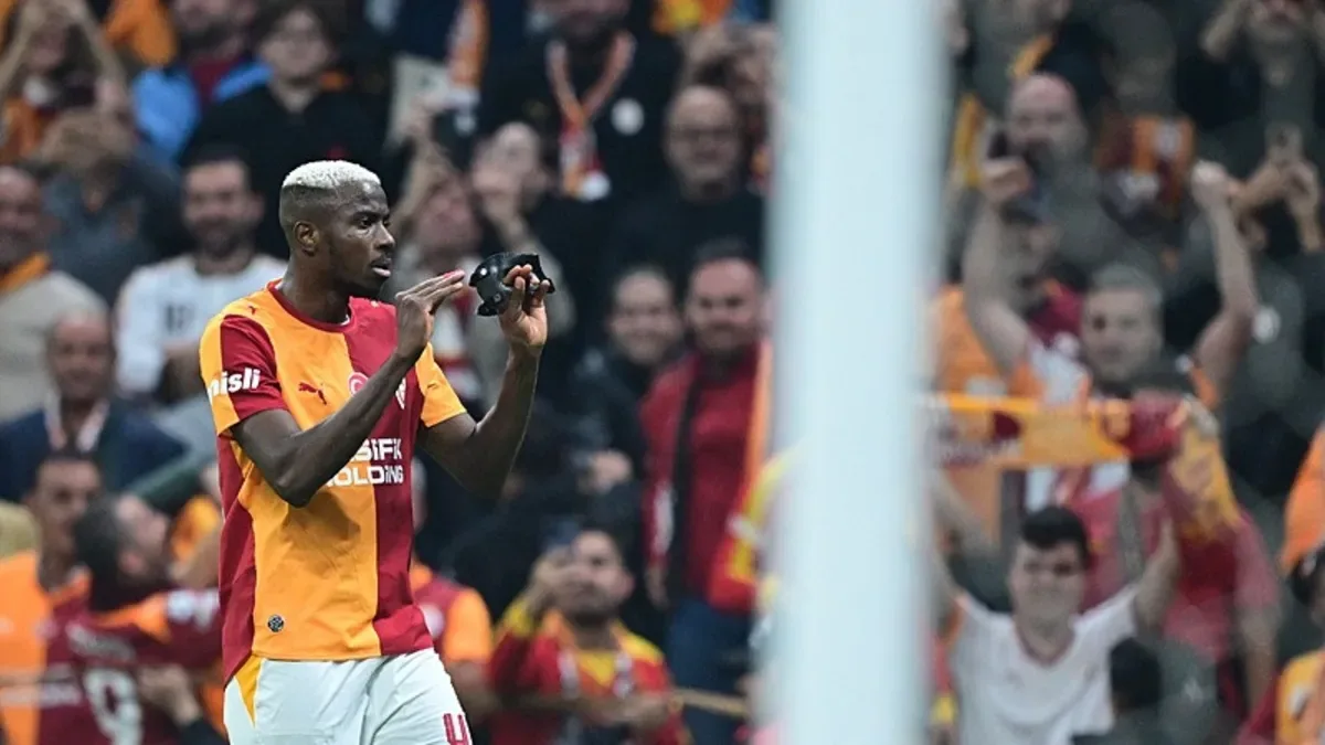 Victor Osimhen signe un doublé, Galatasaray mène 2-0 à la mi-temps face à Fenerbahçe