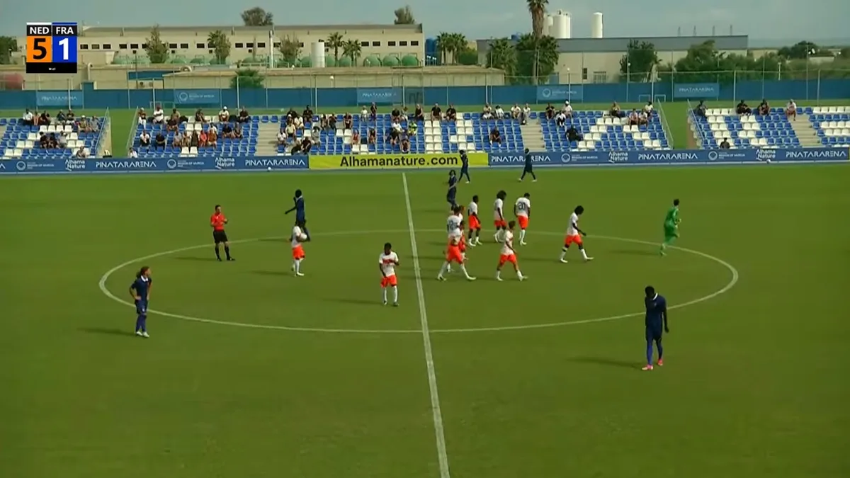 Feyenoords Ilai Grootfaam erzielt beeindruckendes Tor aus eigener Hälfte im U17-Sieg