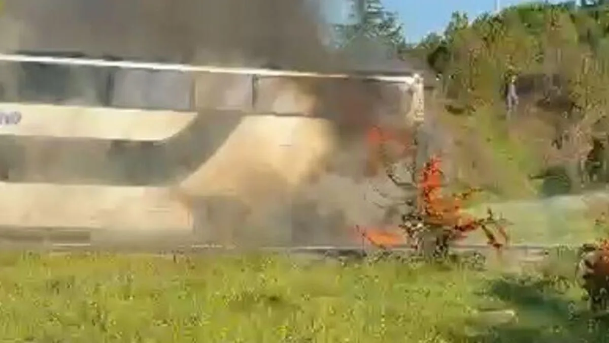 Incendio su un autobus domato nel distretto di Bayrampaşa a Istanbul