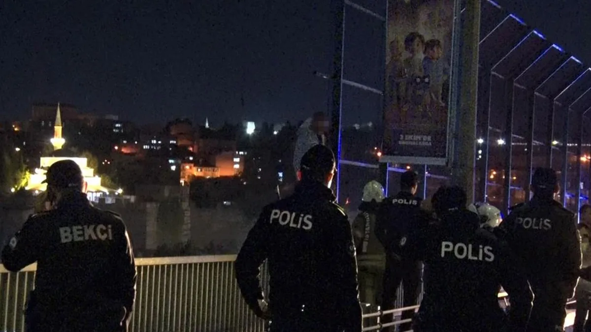 Mann nach zweistündiger Verhandlung auf der Haliç-Brücke in Istanbul gerettet