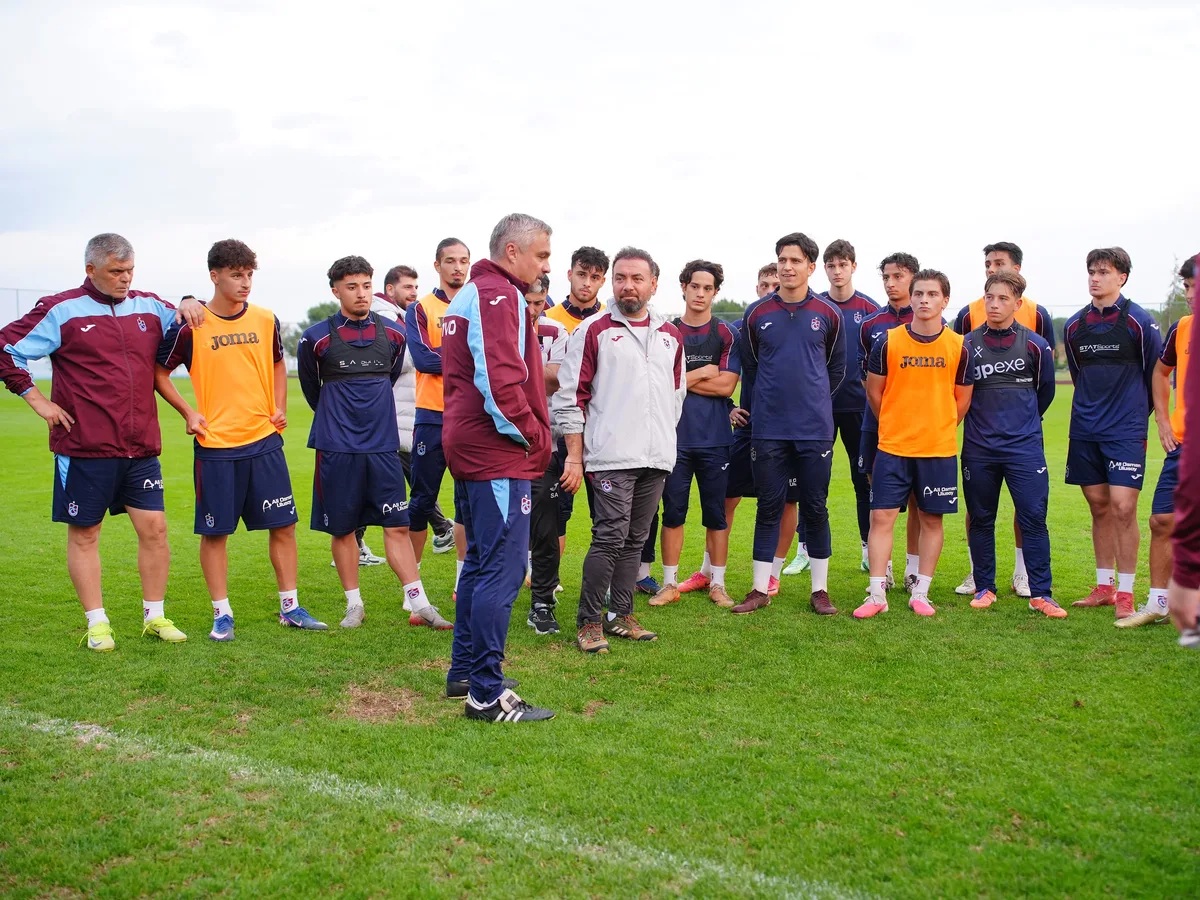 Trabzonspor-trainer Thomas Reis ontmoet U19-spelers en kijkt toe bij de training