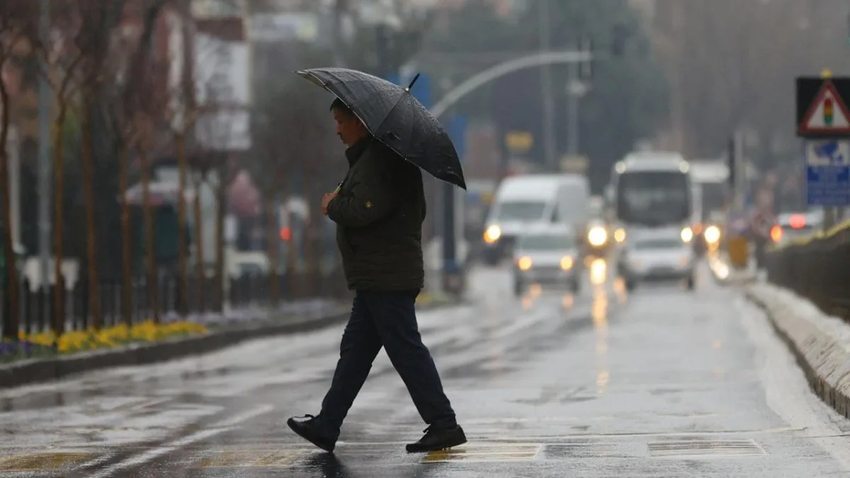 Allerta per forti piogge emessa per 11 province nella regione del Mar Nero in Turchia