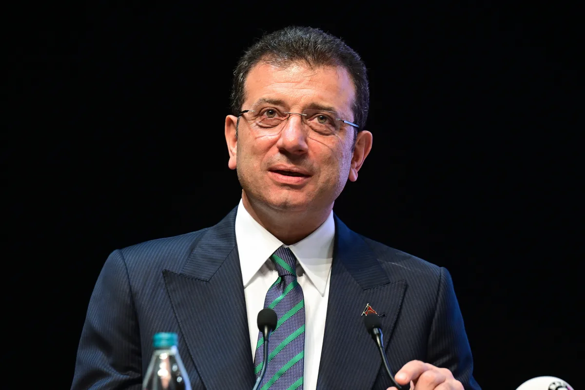 Ekrem İmamoğlu riskeert tot twee jaar cel in zaak over dienstauto, terwijl de tweede zitting doorgaat