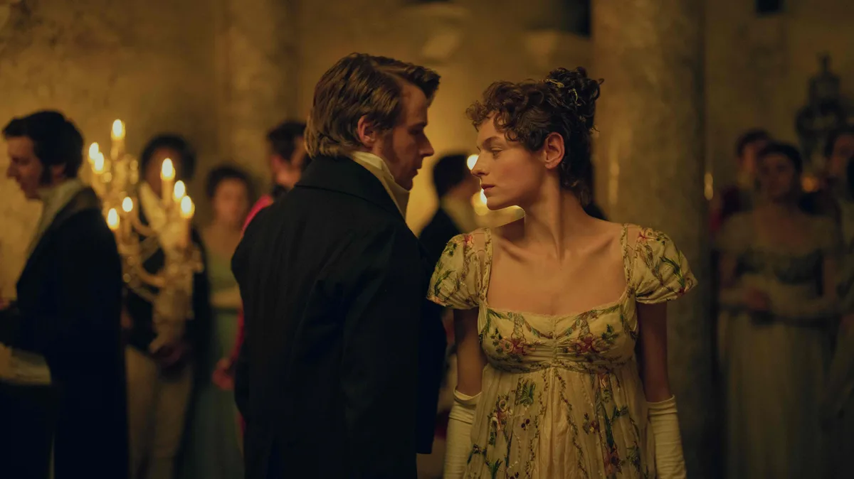Netflix, Emma Corrin ve Jack Lowden'ın başrollerinde olduğu Aşk ve Gurur dizisinin fragmanını yayımladı