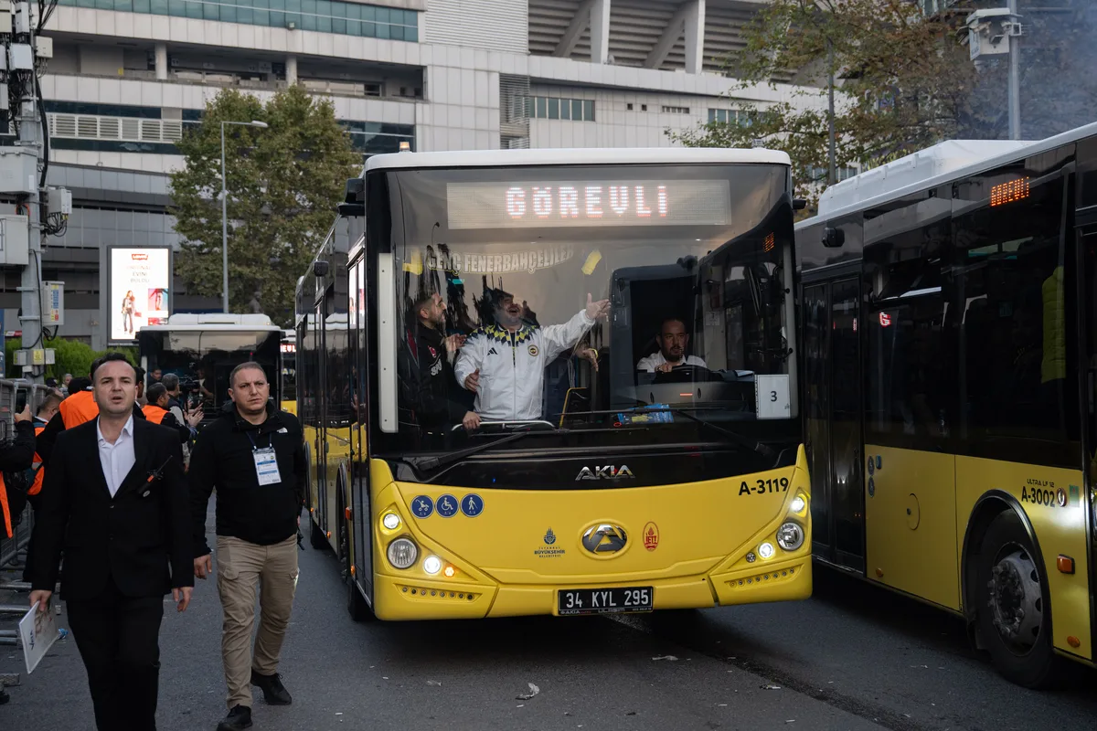 Fenerbahçe taraftarları, Galatasaray derbisi için yola çıkmadan önce Kadıköy'de toplandı