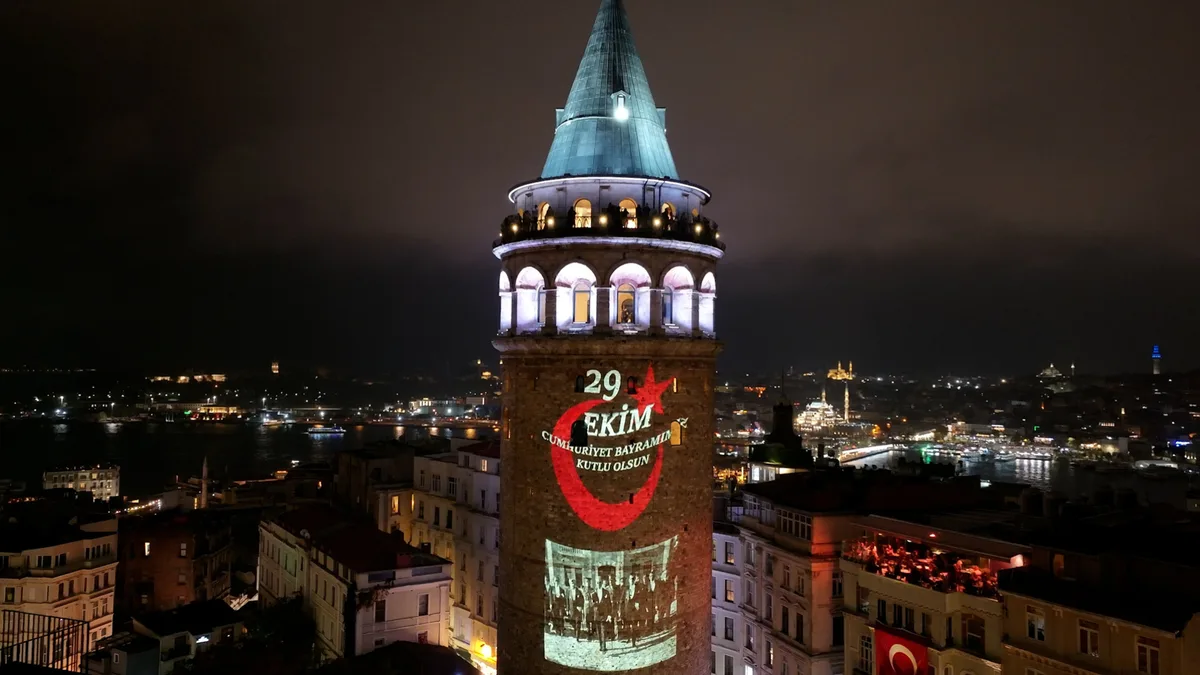 Galataturm zum Jahrestag der türkischen Republik mit Atatürk-Bildern beleuchtet