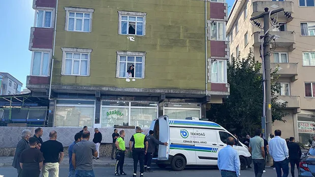 Mann tötet Frau in Tekirdağ, wartet bei der Leiche, ruft Sohn zur Beichte an
