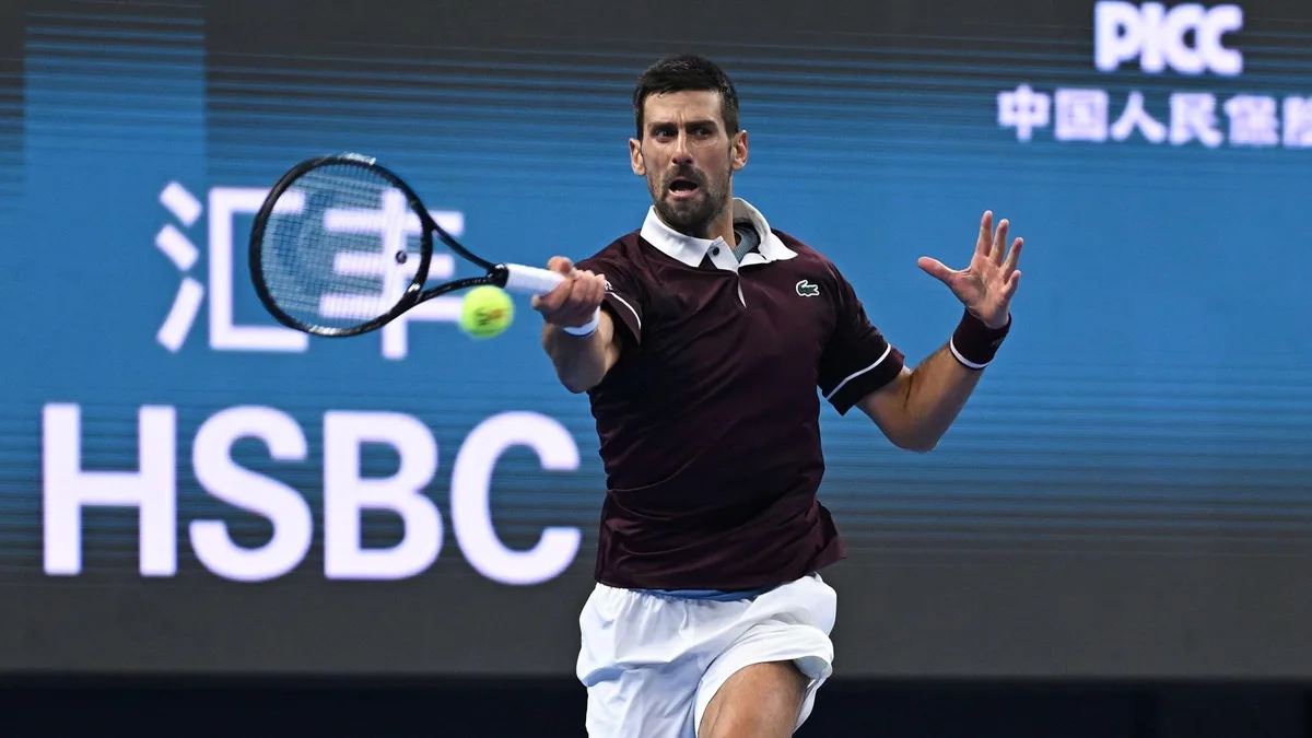 Novak Djokovic wint 102e carrière titel in Beijing na terugtrekking van De Minaur