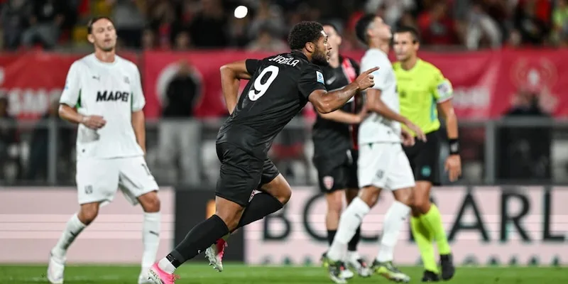 Monza bat Sassuolo 2-1 grâce à un doublé de Varela, assurant sa première victoire en championnat