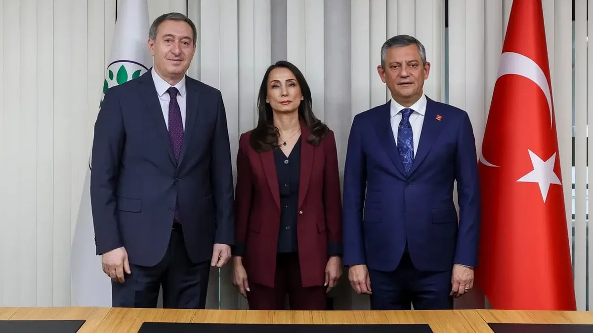 Özgür Özel se reúne con los copresidentes del Partido DEM para hablar del proceso político