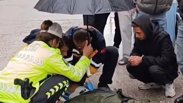 Turkey’s Interior Minister Thanks Traffic Officer for Sheltering Injured Youth in Rain