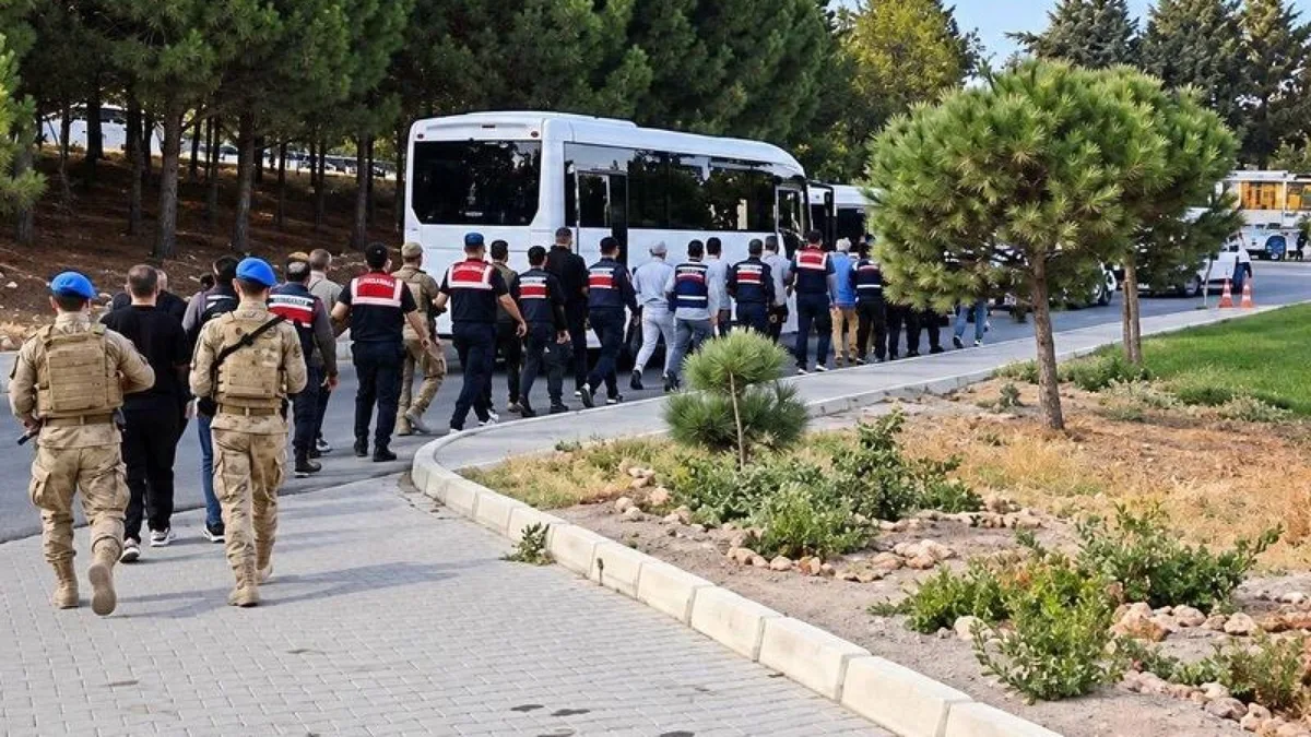 12 Verdächtige bei Einsatz gegen organisierte Kriminalitätsgruppe in Istanbul festgenommen