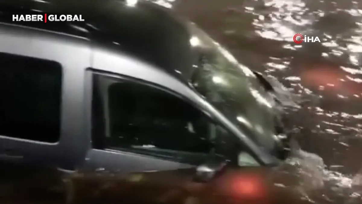 Fahrer und Tochter in überfluteter Unterführung im Istanbuler Bezirk Pendik eingeschlossen