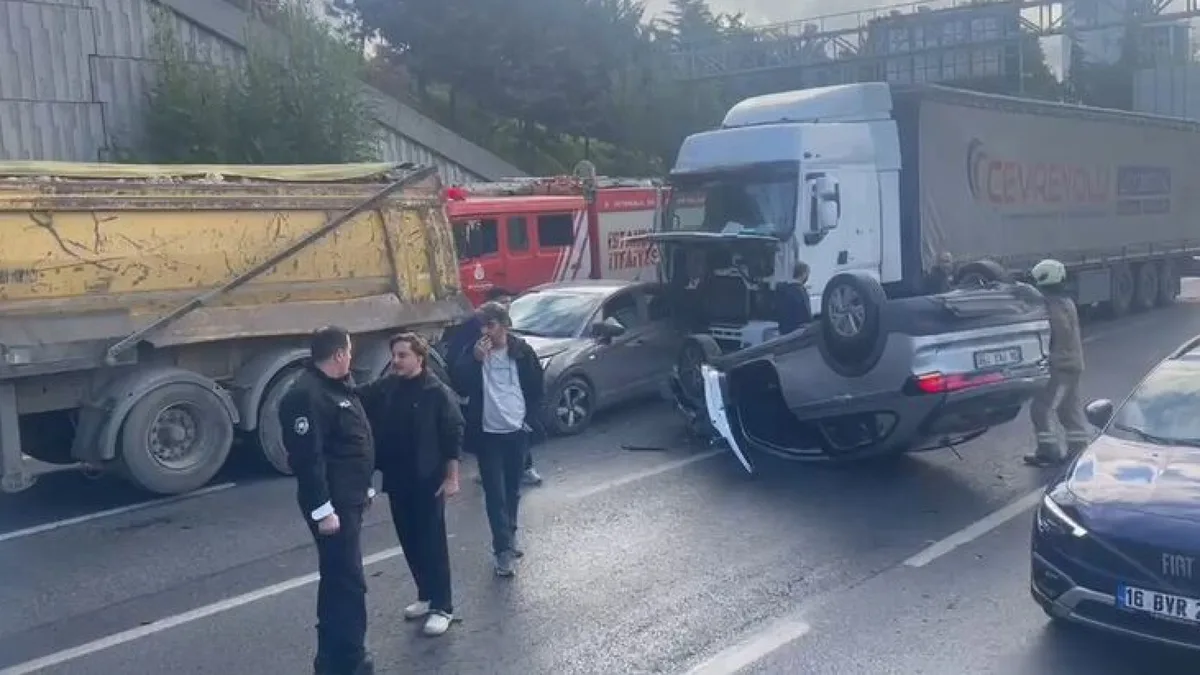 Five-Vehicle Crash in Istanbul’s Bağcılar Leaves People Injured, Closes Lanes