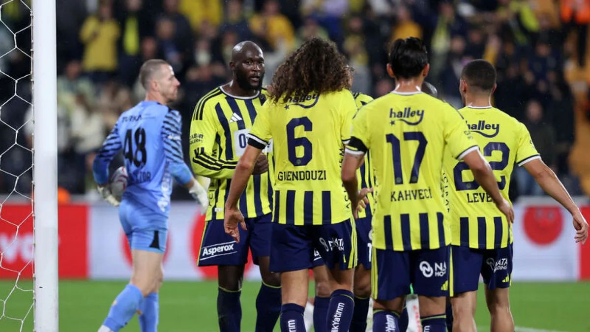 Fenerbahçe verslaat Alanyaspor met 3-0 voor de derby tegen Galatasaray
