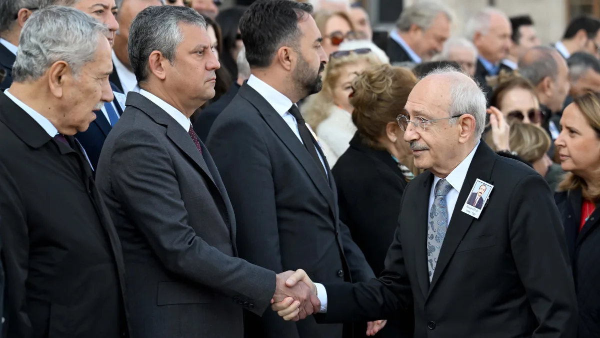 Özgür Özel y Kemal Kılıçdaroğlu se encuentran en el funeral de un exdiputado