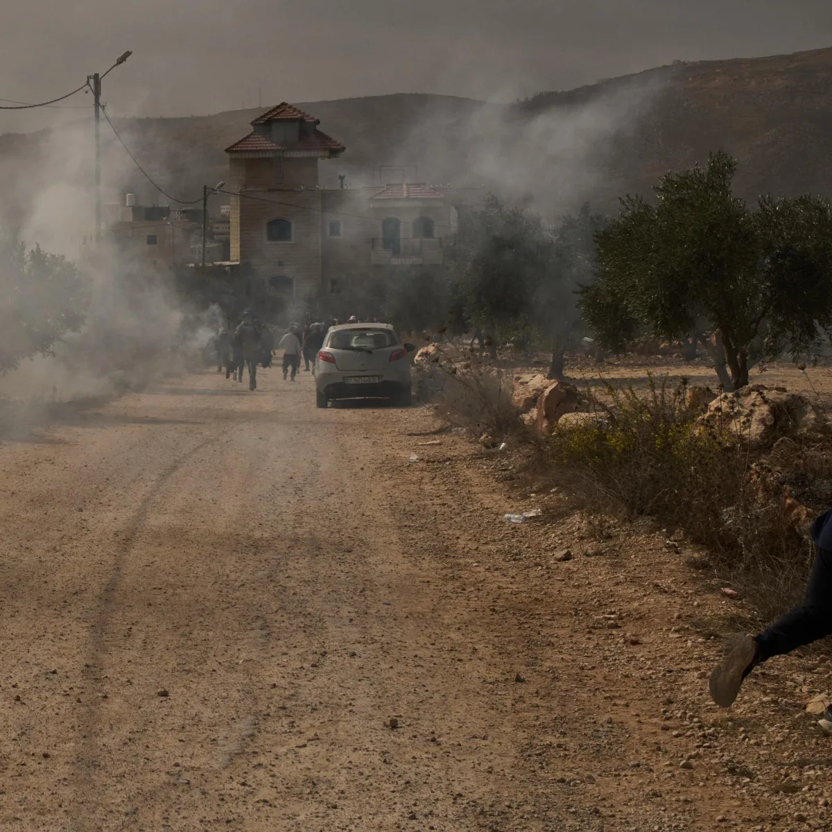 Coloni israeliani attaccano veicoli con diplomatici dell’UE in Cisgiordania