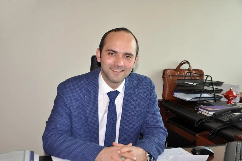 Tayfun Kahraman attende l’avvio del nuovo processo dopo la decisione della Corte costituzionale