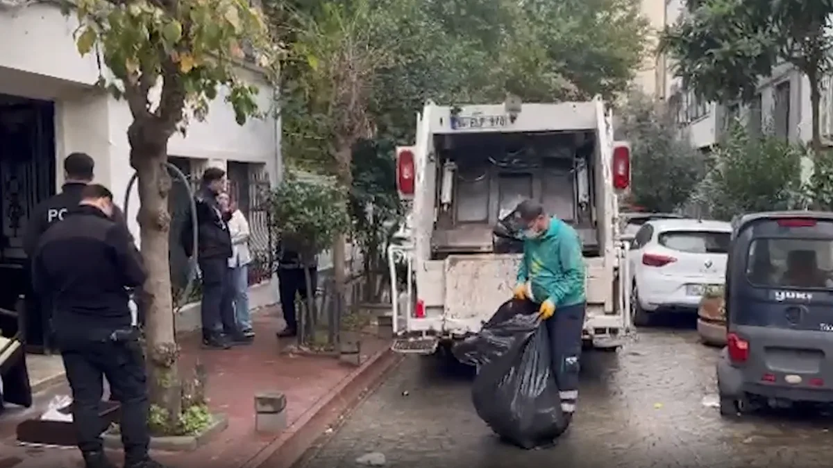 Vier ton afval verwijderd uit appartement in de wijk Beyoğlu in Istanbul