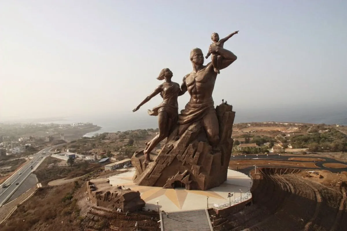 Turkse vlag geprojecteerd op het Afrikaanse Renaissance-monument in Dakar voor Dag van de Republiek