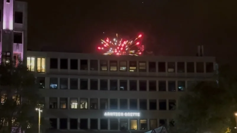 Fuochi d’artificio esplosi davanti all’hotel del Bayern Monaco a Stavanger prima della partita di Champions League