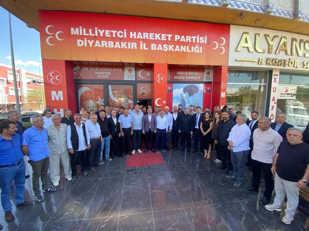 Cientos se unen al Partido del Movimiento Nacionalista en Diyarbakır, Turquía