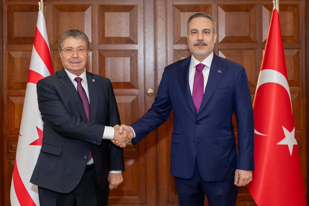 Les ministres turcs Yaşar Güler et Hakan Fidan rencontrent le Premier ministre de Chypre du Nord, Ünal Üstel