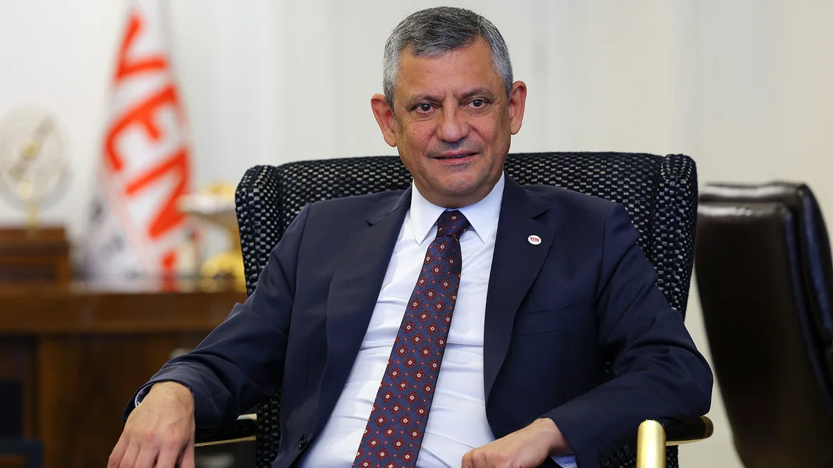 Özgür Özel commente la démission de Mansur Yavaş du CHP