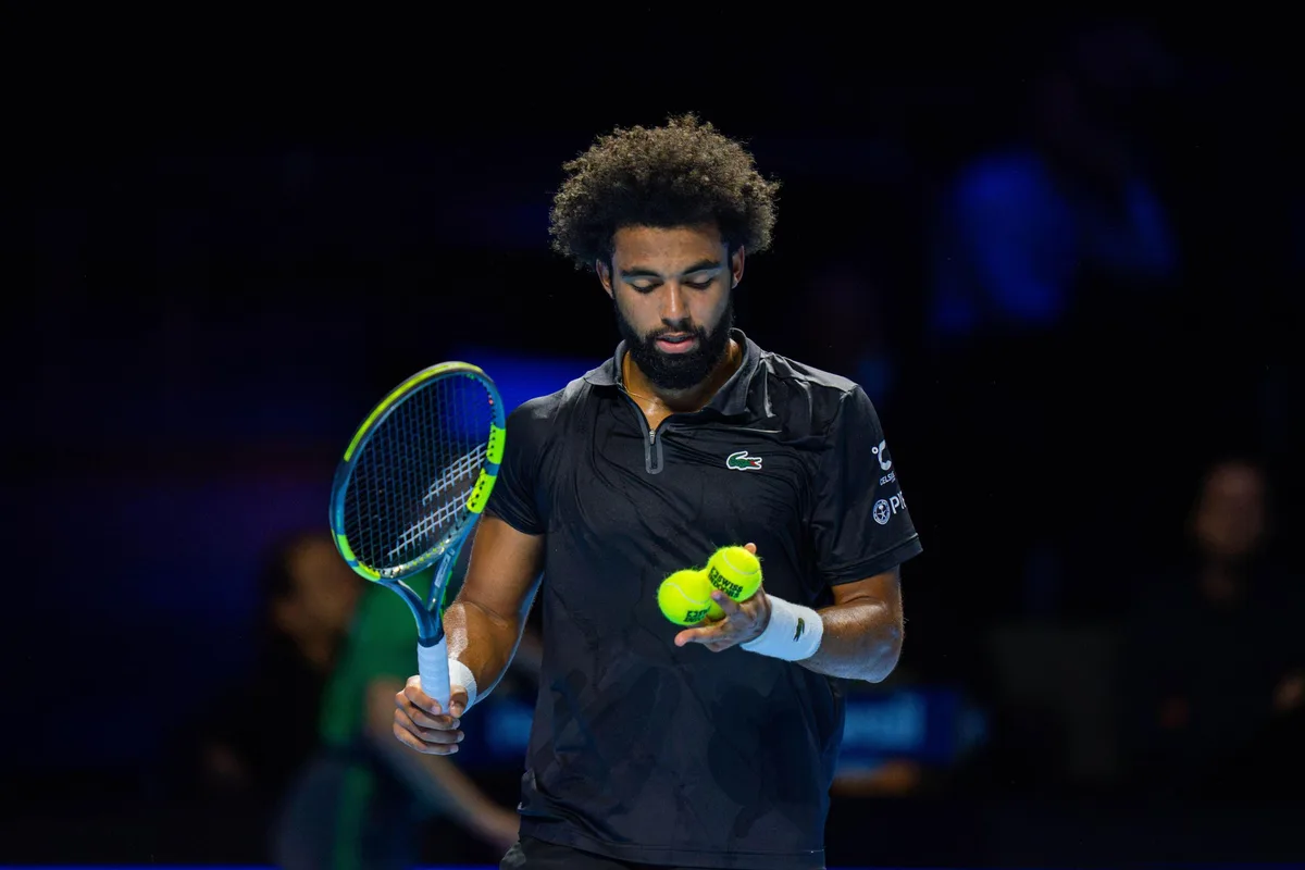 Arthur Fils geeft op in kwartfinale Basel door rugprobleem, enkele dagen voor de Paris Masters