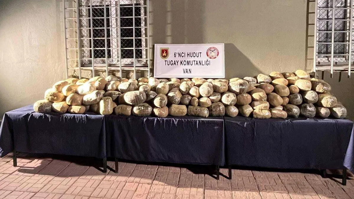 Türkische Streitkräfte beschlagnahmen über 412 Kilogramm Drogen an der Van-Grenze