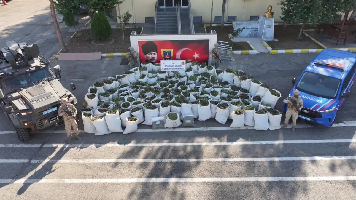 Türkische Gendarmerie beschlagnahmt 2,2 Tonnen Cannabis in Diyarbakır, drei Verdächtige festgenommen