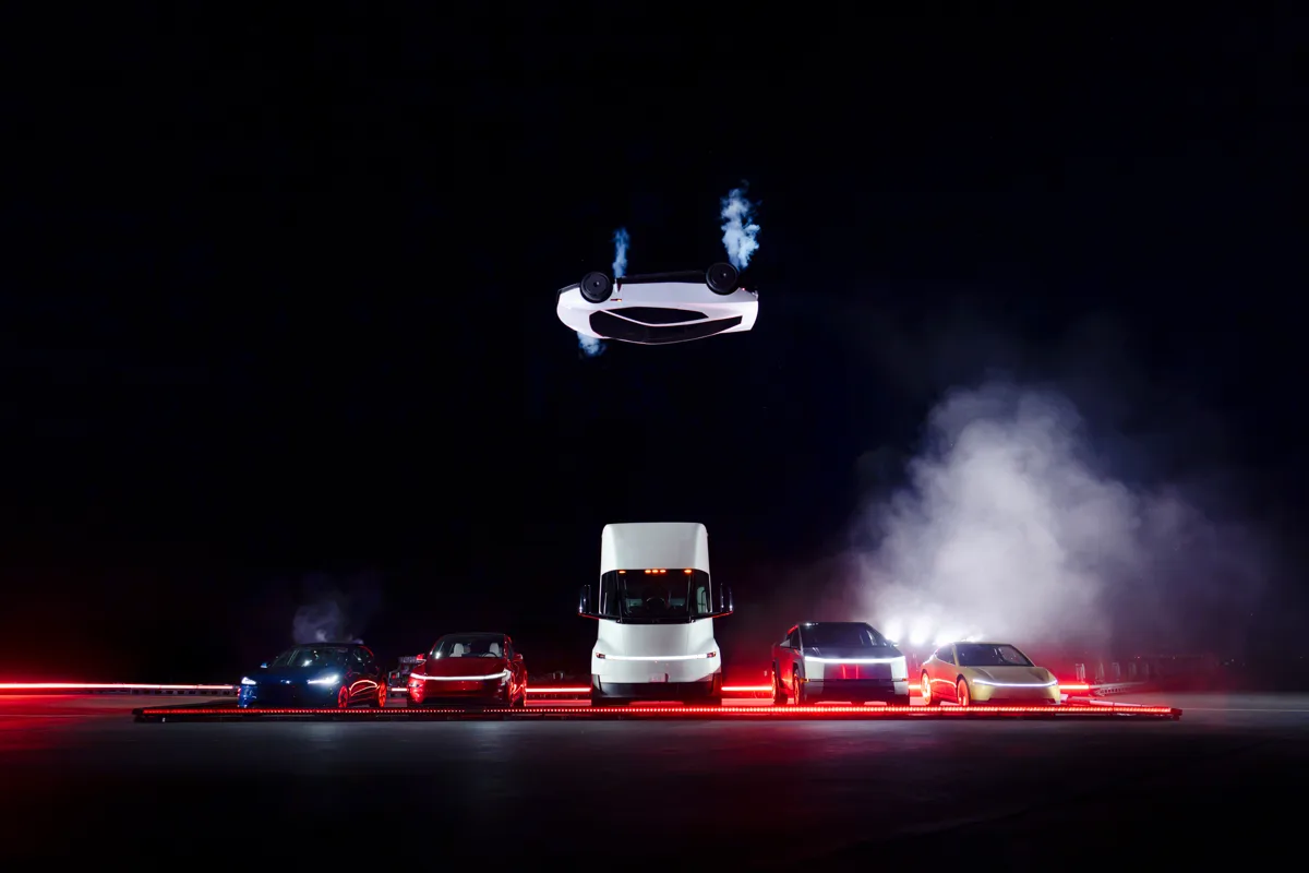 Het Roadster-prototype springt tijdens de demonstratie van 15 oktober in McGregor, Texas, over een rij Tesla-voertuigen.