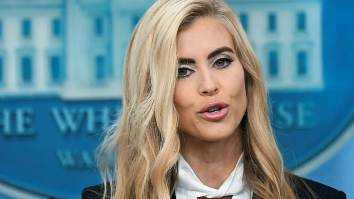 La portavoce di Trump Katie Zacharia critica i bagni in Cina durante un’intervista