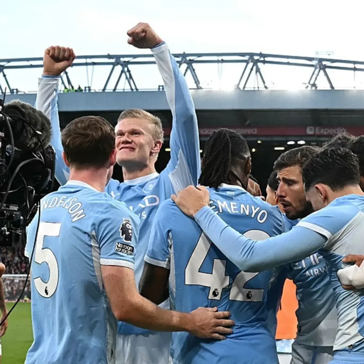 El Manchester City vence 3-0 al Liverpool en Anfield tras la expulsión de Gravenberch