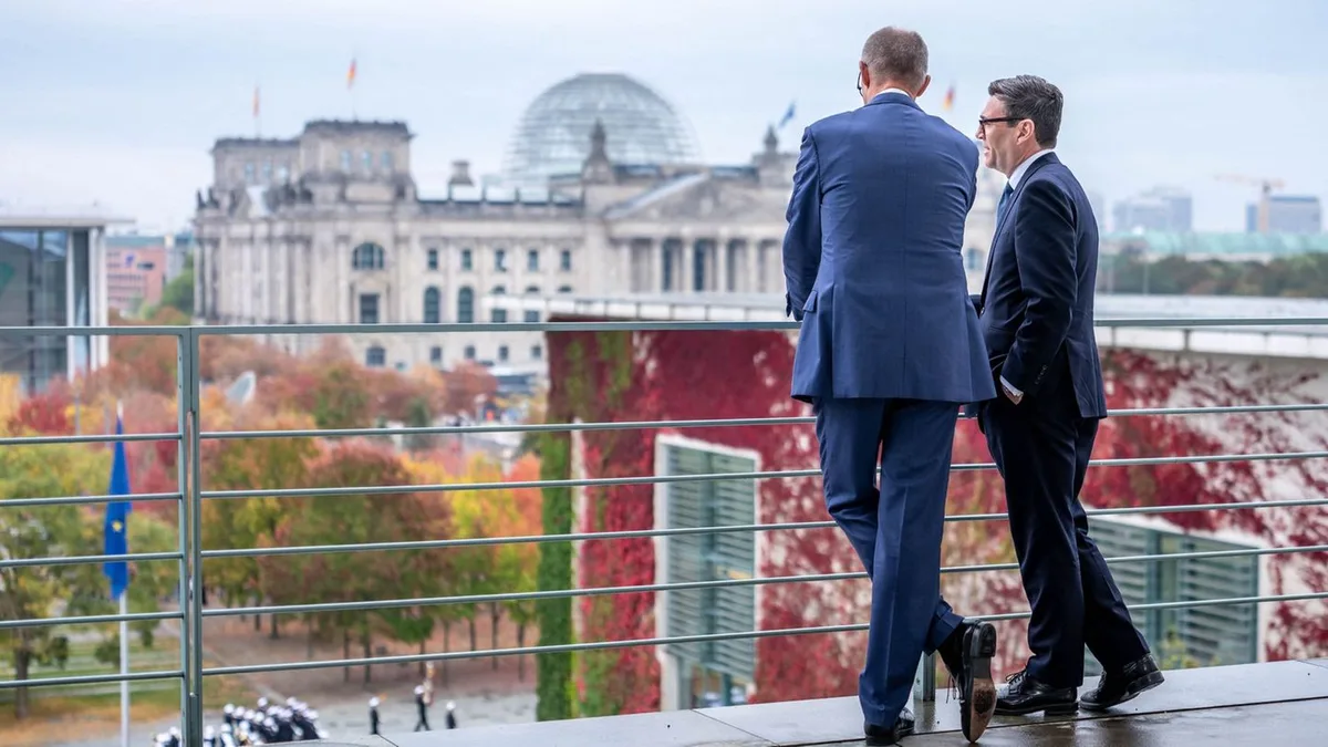 Il Primo Ministro britannico Andy Burnham propone cooperazione sui caccia a Berlino