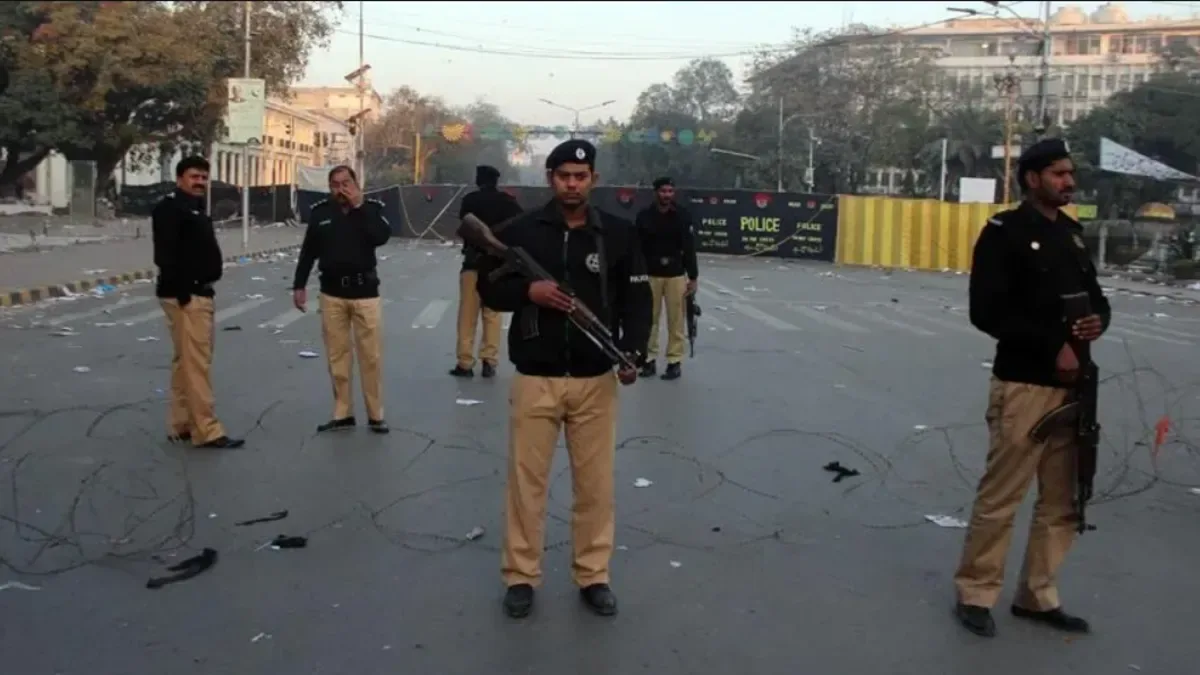 Bomb Attack on Police Checkpoint in Pakistan Leaves 11 Dead and 30 Injured