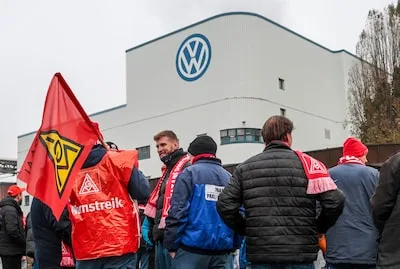 100.000'den Fazla Alman Otomotiv İşçisi İş ve Fabrika Kesintilerine Karşı Protesto Ediyor