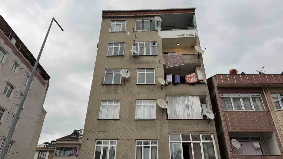 Evacuato temporaneamente un edificio di sette piani a Küçükçekmece, a Istanbul, dopo rumori di crepe