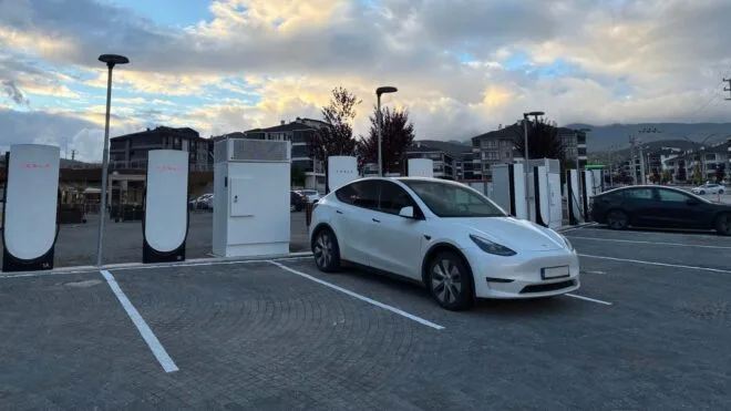 Tesla eröffnet neue Supercharger-Station mit acht Ladeplätzen in Bolu, Türkei