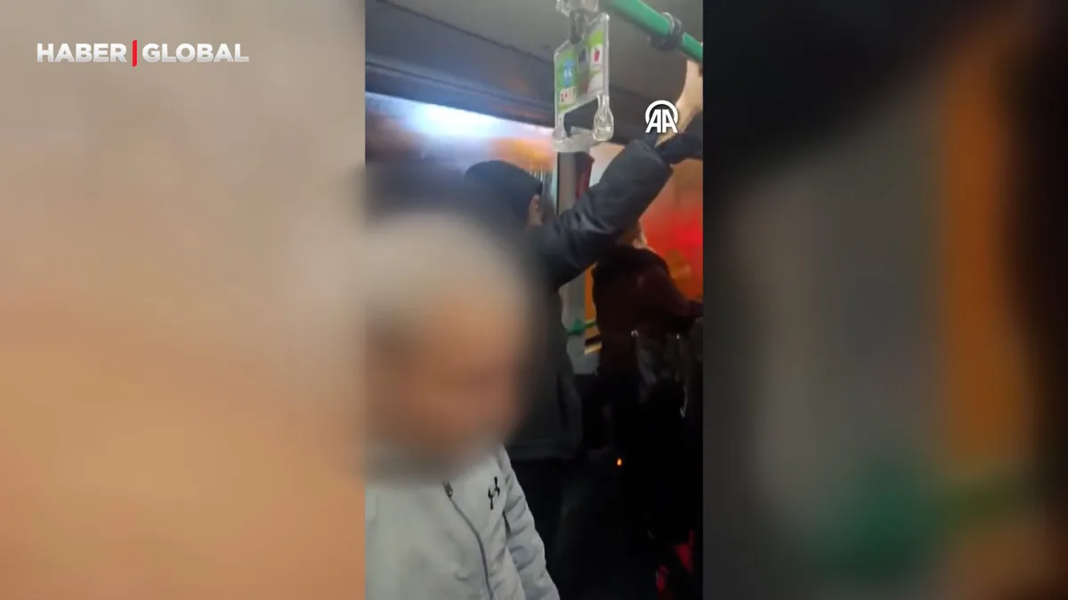 Suspect Sprays Pepper Spray on Passengers and Flees from Bus in Istanbul’s Kadıköy
