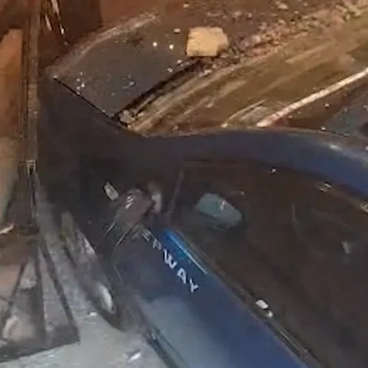 Auto kracht in Istanbuler Konditorei in Esenyurt; Kunde bleibt unverletzt