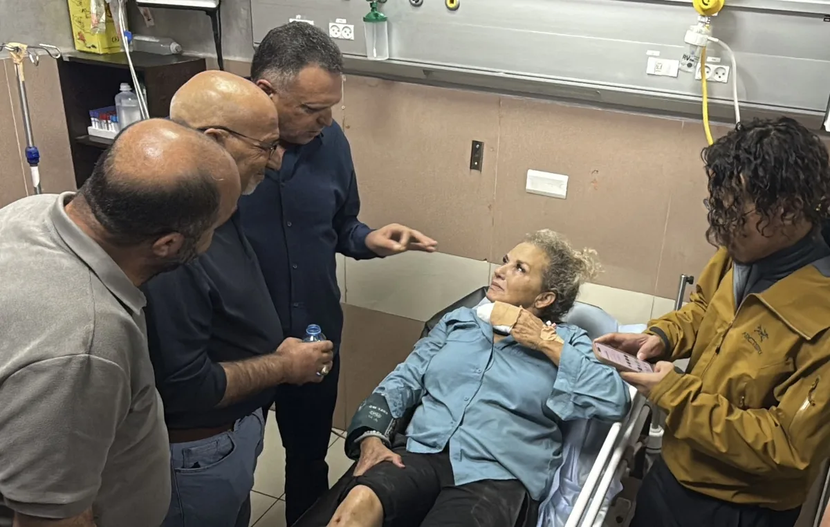 Coloni israeliani attaccano un convoglio diplomatico europeo in Cisgiordania, picchiato un sindaco francese