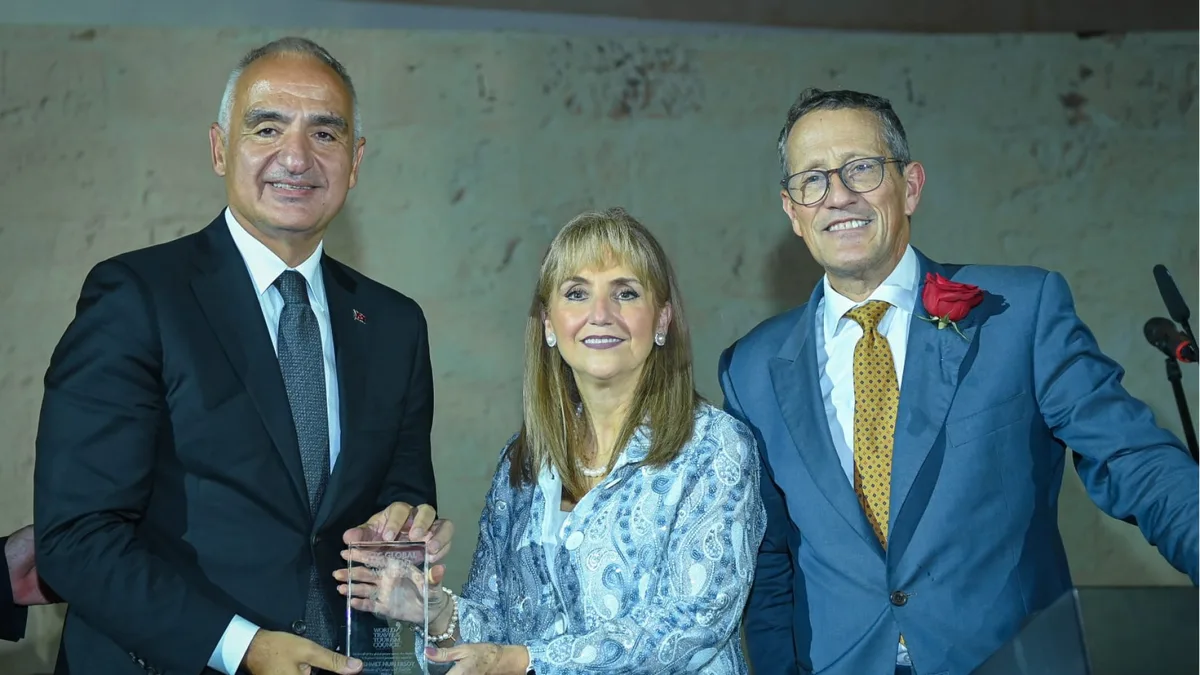 Der türkische Tourismusminister Mehmet Nuri Ersoy erhält WTTC-Führungspreis