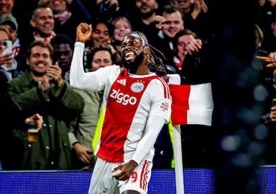 Ajax beat AZ 1-0 to move within one point of Feyenoord