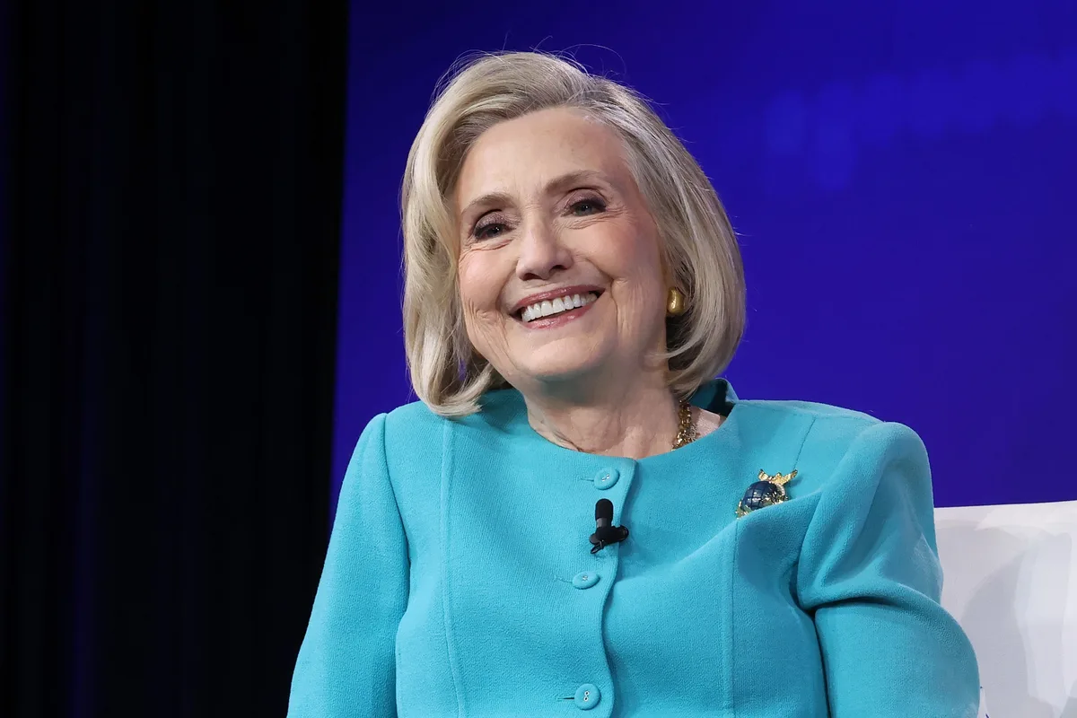 Hillary Clinton et Kara Swisher coprésenteront un podcast sur les élections de mi-mandat américaines de 2026