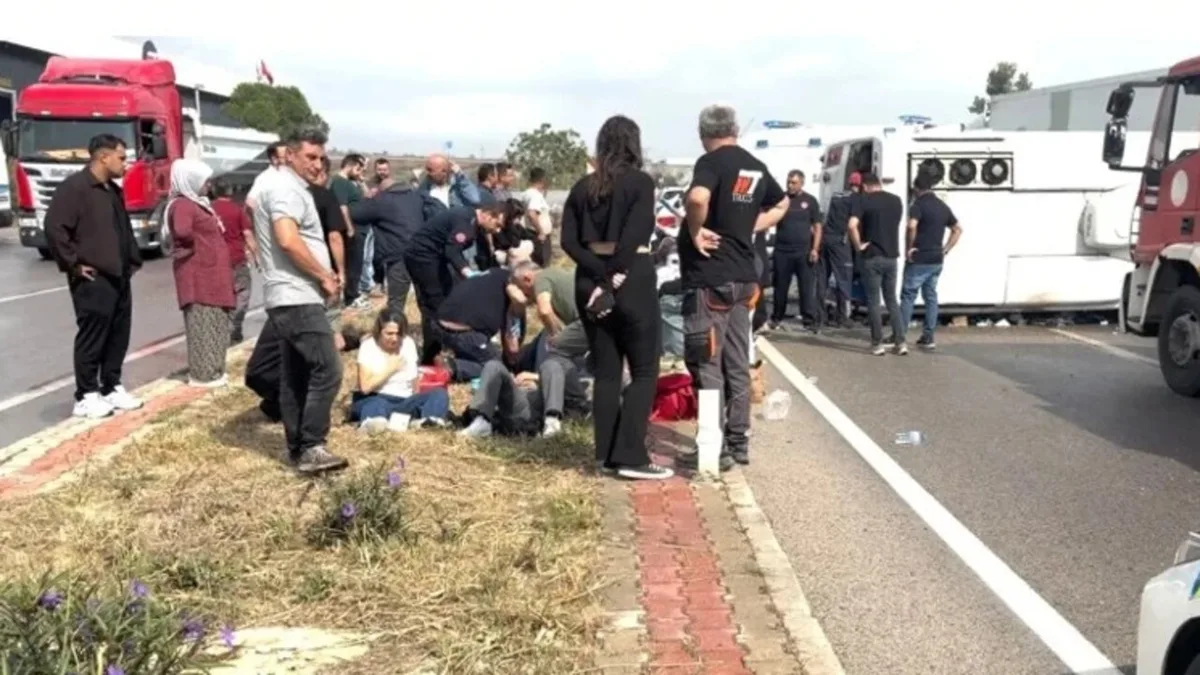 Cinque feriti nel ribaltamento di un midibus sulla strada Antalya-Isparta