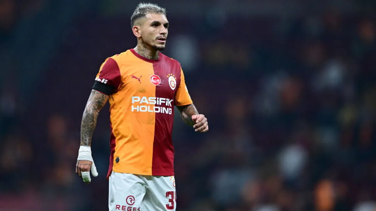 Lucas Torreira, del Galatasaray, expulsado tras una revisión del VAR ante el Kasımpaşa
