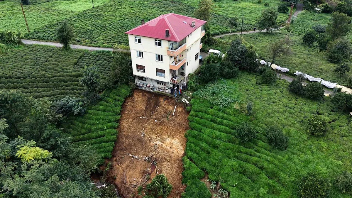 Deslizamiento de tierra provoca el colapso de una casa de 3 pisos en Rize, Turquía, familia escapa