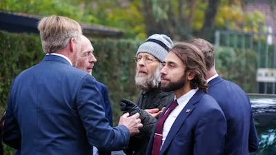Un homme s’approche du roi Willem-Alexander lors d’une visite à Ursem ; la police l’emmène