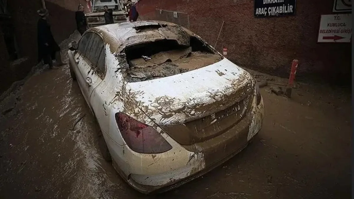 Überschwemmungen in Istanbul beschädigen Autos, während Besitzer Versicherungsschutz prüfen